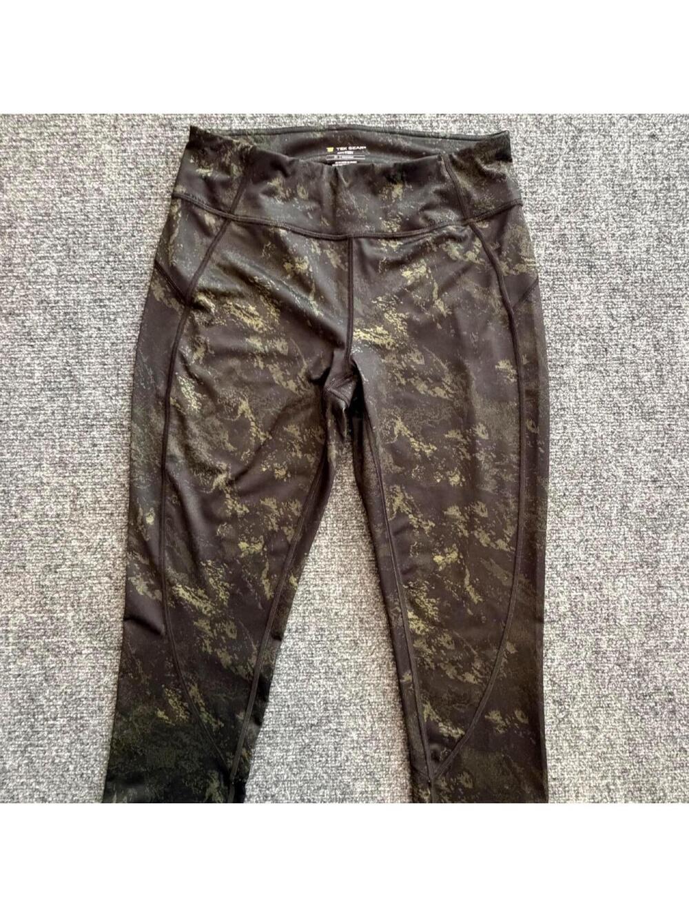 Tek Gear black and green digital camo print activewear leggings women’s medium